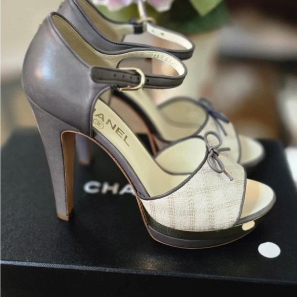 CHANEL Black and Cream Sandals - Picture 4 of 6